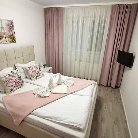 Alice Apartment Arad Esterno foto